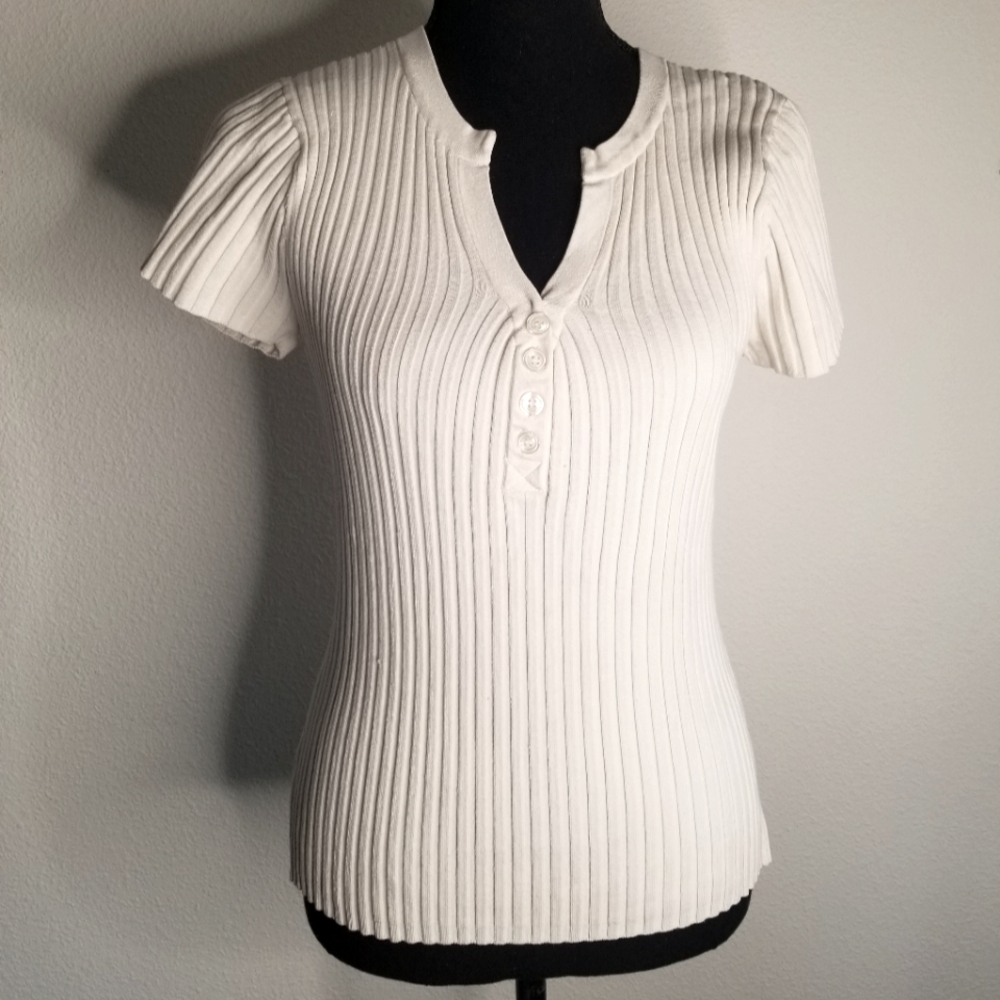 August Silk Knits ribbed top faux button placket V-neck short sleeve cream Y2K L
